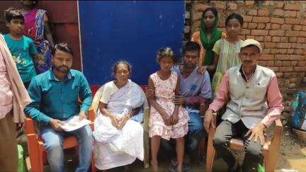 निरसा/चिरकुंडा: खुशरी से कर्म बागती 10 साल बाद घर लौटी, आशा वेलफेयर सोसाइटी ने लखनऊ से किया बरामद