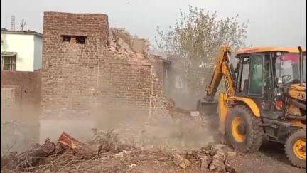 गंगधार: साकरिय में प्रशासन ने हत्या के आरोपी के मकान पर चलाया बुलडोजर, ढहाया अतिक्रमण