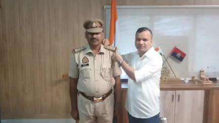 ठाकुरद्वारा: वरिष्ठ पुलिस अधीक्षक ने पद उन्नति होने पर पुलिस कर्मी को लगाया स्टार