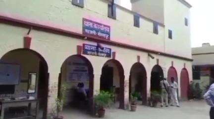खजनी: माल्हनपार रोड पर सहसी के पास शराब ठेके के मुनीम के साथ हुई ₹93 हजार की लूट, मौके पर पहुंची खजनी पुलिस