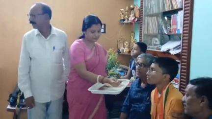 ইংরেজবাজার: মহেশমাটি এলাকায় রাজ্যে অষ্টম সৃজন প্রামাণিককে ভিডিও কল করে শুভেচ্ছা জানালেন কেন্দ্রীয় শিক্ষা প্রতিমন্ত্রী