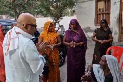 पिंड्रा: मरूई गांव पहुंचे कांग्रेस प्रदेश अध्यक्ष ने छात्र हेमंत पटेल की हत्या के मामले में परिजनों से की मुलाकात