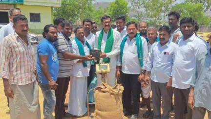 కోరుట్ల: ధాన్యం తూకంలో కచ్చితత్వం పాటించాలి: మల్లాపూర్‌, గుండంపల్లిలో కాంగ్రెస్ సీనియర్‌ నేత జువ్వాడి కృష్ణారావు