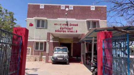 திருச்செந்தூர்: திருச்செந்தூர் கோவில் கடற்கரையில் மூவர் சமாதி அருகே வாலிபர் தற்கொலை வெள்ளிக்கிழமை