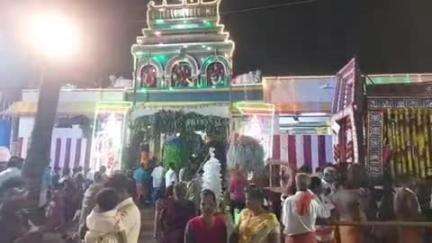 கடையநல்லூர்: சொக்கம்பட்டி சந்தன மாரியம்மன் கோவிலில் பூக்குழி திருவிழா கோலாகலமாக நடைபெற்றது