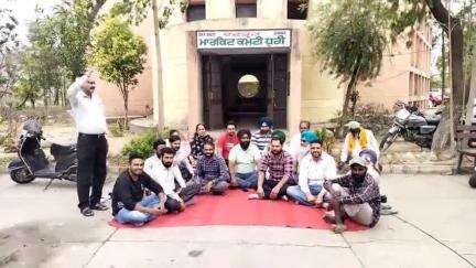 ਧੂਰੀ: ਧੂਰੀ ਮਾਰਕੀਟ ਕਮੇਟੀ ਦੇ ਮੁਲਾਜ਼ਮਾਂ ਵੱਲੋਂ ਕੀਤੀ ਕਲਮ ਛੋੜ ਹੜਤਾਲ