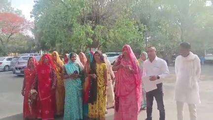 इछावर: जिले के ग्राम कुंडी खाल की महिलाओं ने ग्राम में शराब बंदी की मांग की, कहा शराब बंदी से घर हो रहे बर्बाद #Jansamasya