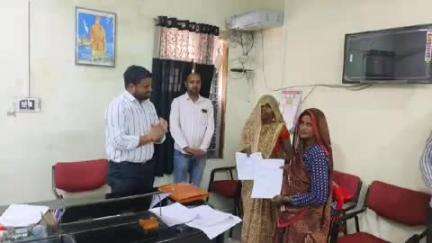 टीकमगढ़: टीकमगढ़ एसडीएम कार्यालय में श्रमिकों की मृत्यु पर परिजनों को सहायता राशि वितरित