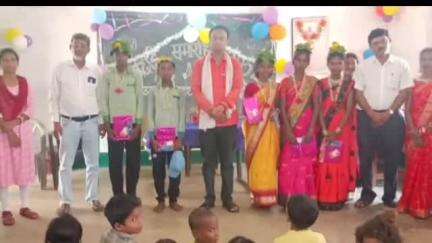 मुसाबनी: मध्य विद्यालय धोबनी में आठवीं कक्षा के विद्यार्थियों को विदाई दी गई