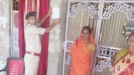 हरलाखी: खिरहर पुलिस ने फरार आरोपी के घर कुर्की-जब्ती का नोटिस चिपकाया