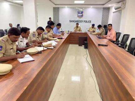 సంగారెడ్డి: ఈ నెల 4న నిర్వహించనున్న నీట్ పరీక్షకు ప్రతిష్ట బందోబస్తు ఏర్పాట్లపై సమీక్ష సమావేశం నిర్వహించిన ఎస్పీ పారితోష్ పంకజ్