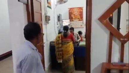 অমরপুর: হারিয়ে যাওয়া নগদ অর্থ এবং স্বর্ণালংকার প্রকৃত মালিকের হাতে তুলে দিল উদয়পুর আর কে পুর থানা পুলিশ