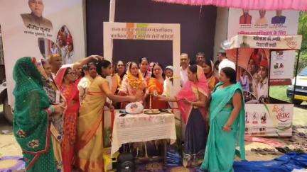 अथमलगोला: अथमलगोला के कल्याणपुर गांव में महिला संवाद कार्यक्रम का प्रखंड प्रमुख ने दीप प्रज्वलित कर किया उद्घाटन