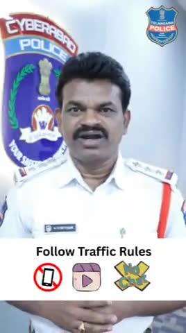 ఇబ్రహీంపట్నం: డ్రైవింగ్ చేసే సమయంలో ఫోన్ వాడటం చాలా ప్రమాదకరమని వీడియో విడుదల చేసిన సైబరాబాద్ ట్రాఫిక్ పోలీసులు