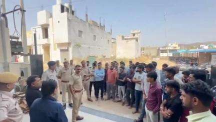 पुष्कर: पुष्कर थाना पुलिस ने पुष्कर स्थित कपड़ा फैक्ट्री में की जांच, 300 बाहरी मजदूरों को थाने बुलाकर दस्तावेजों की की जांच
