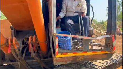 जांजगीर: देवरघटा गांव के महानदी पर रेत के अवैध उत्खनन के दौरान खनिज विभाग की टीम ने चेन माउंटेन किया ज़ब्त