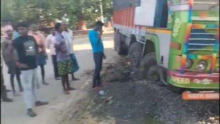 কাটোয়া ২: কুরচি গ্রামে রাস্তার ধারে মাটিতে ধস নেমে হেলে পড়লো লরি পোলের গায়ে, অল্পের জন্য বড়সড়ো দুর্ঘটনা থেকে রক্ষা