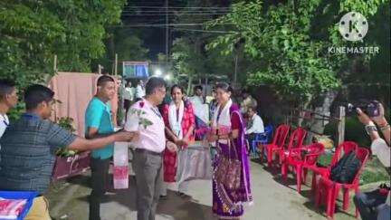 পশ্চিম যোৰহাট: চৰকাৰী উচ্চতৰ মাধ্যমিক বালক বিদ্যালয়ৰ ষ্ট্ৰং ৰোমত উপস্থিত হোৱা পলিং - প্ৰিজাইডিং বিষয়াক আয়ুক্তৰ উপস্থিতিত আদৰণি