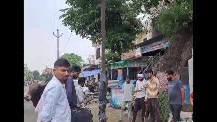 देवबंद: नानौता में लोहे के पोल में करंट दौड़ने से गाय की दर्दनाक मौत, राहगीरों ने शव को हटाया