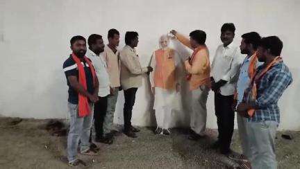 హత్నూర: కేంద్ర ప్రభుత్వం జనగణన కులగనన చేపట్టడాన్ని హర్షిస్తూ బిజెపి ఆధ్వర్యంలో నరేంద్ర మోడీ చిత్రపటానికి పాలభిషేకం