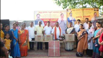 ಹುಬ್ಬಳ್ಳಿ ನಗರ: ನಗರದಲ್ಲಿ ಅರ್ಹ ಫಲಾನುಭವಿಗಳಿಗೆ ‌ಹೊಲಿಗೆ ಯಂತ್ರ ವಿತರಿಸಿದ ಶಾಸಕ‌ ಮಹೇಶ್ ಟೆಂಗಿನಕಾಯಿ