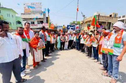 वरोरा: वरोरा येथील डॉ.बाबासाहेब आंबेडकर चौकात भाजपातर्फे जातीनिहाय जनगणना निर्णयाचे स्वागत