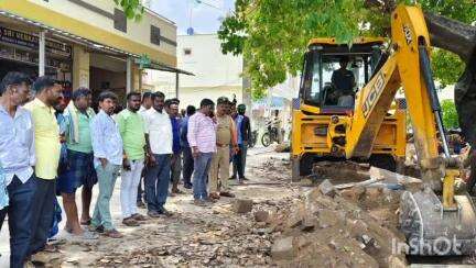 ಬಂಗಾರಪೇಟೆ: ತೊಪ್ಪನಹಳ್ಳಿ ಗ್ರಾ.ಪಂ ಕಳವಂಚಿ ವೃತ್ತದಲ್ಲಿ ರಸ್ತೆ ಮತ್ತು ಚರಂಡಿ ಒತ್ತುವರಿ ತೆರವು ಗೊಳಿಸಿದ ಗ್ರಾಮ ಪಂಚಾಯಿತಿ ಅಧಿಕಾರಿಗಳು