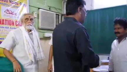 భీమవరం: పురపాలక సంఘం, శ్రీ విజ్ఞానవేదిక ఆధ్వర్యంలో ఎఎస్ఎన్ రాజు బ్లడ్ బ్యాంక్ వద్ద ప్లాస్టిక్ నిషేధంపై అవగాహన సదస్సు