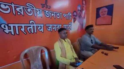 খড়গপুর ১: বিজেপির জেলা পার্টি অফিসে জেলা সভাপতিকে মারধর বিজেপিরই একাংশের, এরা বিজেপির কেউ নয় সবাই দুষ্কৃতী, দাবি জেলা সভাপতির