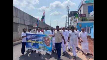 കാസര്‍ഗോഡ്: വിഴിഞ്ഞം തുറമുഖം ഉദ്ഘാടനം, പ്രതിപക്ഷ നേതാവിനെ ക്ഷണിക്കാത്തതിൽ പ്രതിഷേധിച്ച് നഗരത്തിൽ കോൺഗ്രസ് പ്രകടനം