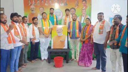 మంచిర్యాల: దేశవ్యాప్తంగా కులగణన నిర్ణయంపై హర్షం వ్యక్తం చేస్తూ పట్టణంలో బీజేపీ ఆధ్వర్యంలో ప్రధాని మోదీ చిత్రపటానికి పాలాభిషేకం
