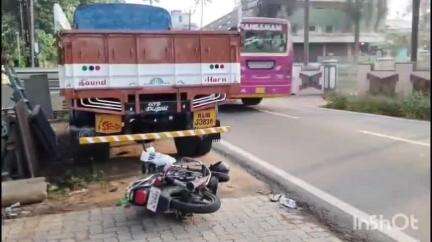 കുന്നത്തുനാട്: പെരുമ്പാവൂർ പള്ളിപ്പടിയിൽ നിർത്തിയിട്ട ലോറിയുടെ പിന്നിൽ ബൈക്കിടിച്ച് ചുമട്ട് തൊഴിലാളി മരിച്ചു