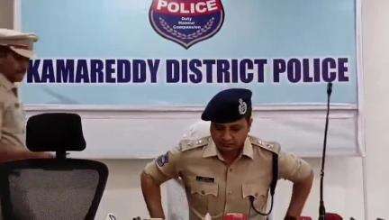 కామారెడ్డి: అప్పు తీర్చమని అడిగినందుకు మహిళను హత్య చేసిన వ్యక్తిని అరెస్టు చేసినట్లు పట్టణంలో తెలిపిన ఎస్పీ రాజేష్ చంద్ర