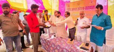 बहराइच : विधायक पयागपुर सुभाष त्रिपाठी ने   गाजीपुर कोडरी पहुंचकर अग्निकाण्ड पीड़ितों को दिया सहायता राशि प्रमाणपत्र