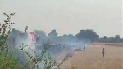 दूनी: राम रतनपुरा में अज्ञात कारणों से खेत की बाड़ में लगी आग, दमकल ने पाया आग पर काबू