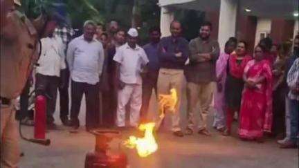 రాజమండ్రి సిటీ: రాజమండ్రి మున్సిపల్ ఆఫీసులో శుక్రవారం రాత్రి చేపట్టిన అగ్ని ప్రమాదాలపై అవగాహన కార్యక్రమం