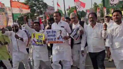 पडरौना: जाति जनगणना को लेकर नगर में कांग्रेस ने निकाली धन्यवाद पदयात्रा, राहुल गांधी के समर्थन में लहराई तख्तियां