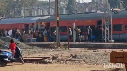 विदिशा नगर: रेलवे स्टेशन के प्लेटफ़ॉर्म-1 पर इंटर सिटी एक्सप्रेस में चढ़ते समय फिसलकर गिरी छात्रा, ट्रेन की चपेट में आकर हुई मौत