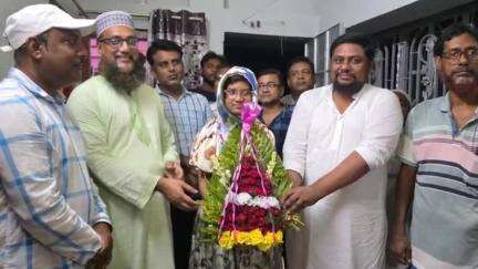 জাঙ্গিপাড়া: মাধ্যমিক পরীক্ষায় নবম স্থান অধিকারী জাঙ্গিপাড়ার বালিকা বিদ্যালয়ের ছাত্রী তানাজ সুলতানাকে সংবর্ধনা প্রদান
