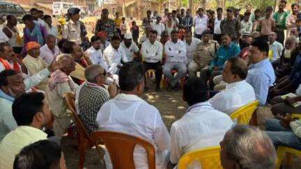 रफीगंज: जाखीम सलेमपुर गांव में कब्रिस्तान घेराबंदी कार्य को लेकर पहुंचे DSP सहित अन्य अधिकारियों ने की बैठक