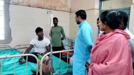 বড়ঞা: দেবগ্রামে খাদ্য বিষক্রিয়ায় অসুস্থ ১২ জন, কান্দি মহকুমা হাসপাতালে অসুস্থদের সঙ্গে দেখা করলেন বিধায়ক