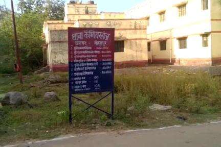 कैंपियरगंज: कैंपियरगंज थाना क्षेत्र के नगर पंचायत चौमुखा की टीचर कॉलोनी में दरवाजे पर झाड़ू लगा रही महिला से हुई मारपीट, केस दर्ज