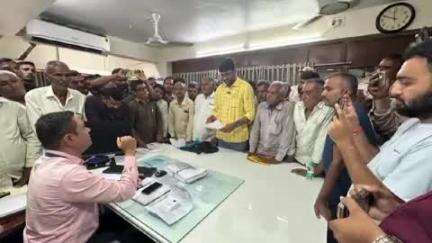 વિસાવદર: ખેડૂતો સાથે થયેલ છેતરપિંડી મુદ્દે AAP નેતા ગોપાલભાઈ ઈટાલીયાએ 'ધી જૂનાગઢ જિલ્લા સહકારી બેંક લિમિટેડ'ના CEOને રજૂઆત કરી