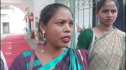 मछलीशहर: सुजानगंज ब्लाक की एक महिला ने जिलाधिकारी कार्यालय पहुंचकर सेक्रेटरी पर कॉलोनी देने के नाम पर गंभीर आरोप लगाए
