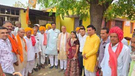 खुजनेर: खुजनेर क्षेत्र के बखेड़ गांव में आयोजित शादी समारोह में राजगढ़ सांसद और विधायक शामिल हुए