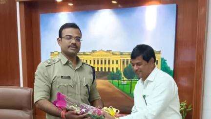 খড়গ্রাম: নতুন পুলিশ সুপার কুমার সানি রাজকে সম্বর্ধনা দিলেন খরগ্রামের বিধায়ক