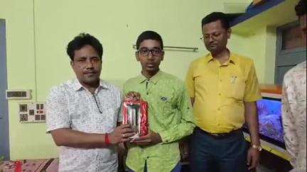 পটাশপুর ২: কাঁথির মডেল ইনস্টিটিউসানের ছাত্র সুপ্রতীক মান্না কে সম্বর্ধনা দিল পটাশপুরের বিধায়ক উত্তম বারিক