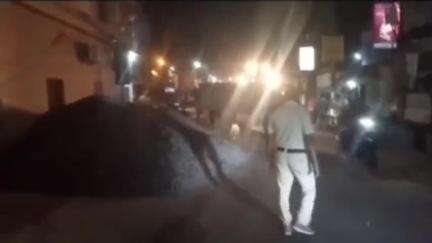 বারুইপুর: বারুইপুর SDO অফিসের সামনে রাস্তার উপর পরে থাকা ইমারতি দব্য বারুইপুর পুলিশ জেলার উদ্যোগে সরানো হলো