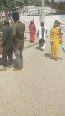 आधार कार्ड बनवाने तथा सुधार करने को लेकर   पोस्ट ऑफिस में लोगों की भीड़ लग रहा है