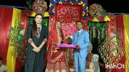 रामानुजनगर: ग्राम पतरापाली में श्री कर्मेंद्र सिंह सोरी एवं श्रीमती कुन्ती बाई सोरी के सुपुत्र के विवाह प्रीतिभोज में मोनिका सिंह शामिल